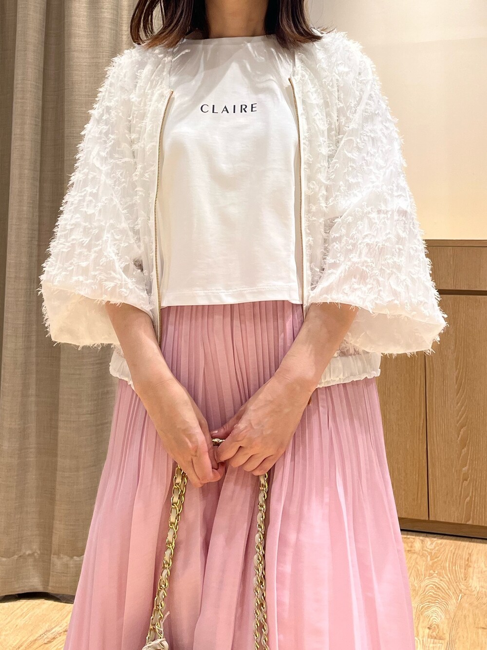 「ジャガード、ブルゾン、羽織り、ロゴT、スカート、甘めコーデ、キルティングバッグ、夏コーデ、レイヤードスタイル、お出かけコーデ、大人コーデ、大人かわいい、ブルベ夏、ホワイト、シンプルコーデ」｜「NOLLEY’Sのカットジャガードブルゾン（ブルゾン、ホワイト系）」を使った、ITOさん（レディース・156cm）の夏コーディネートの7枚目の写真