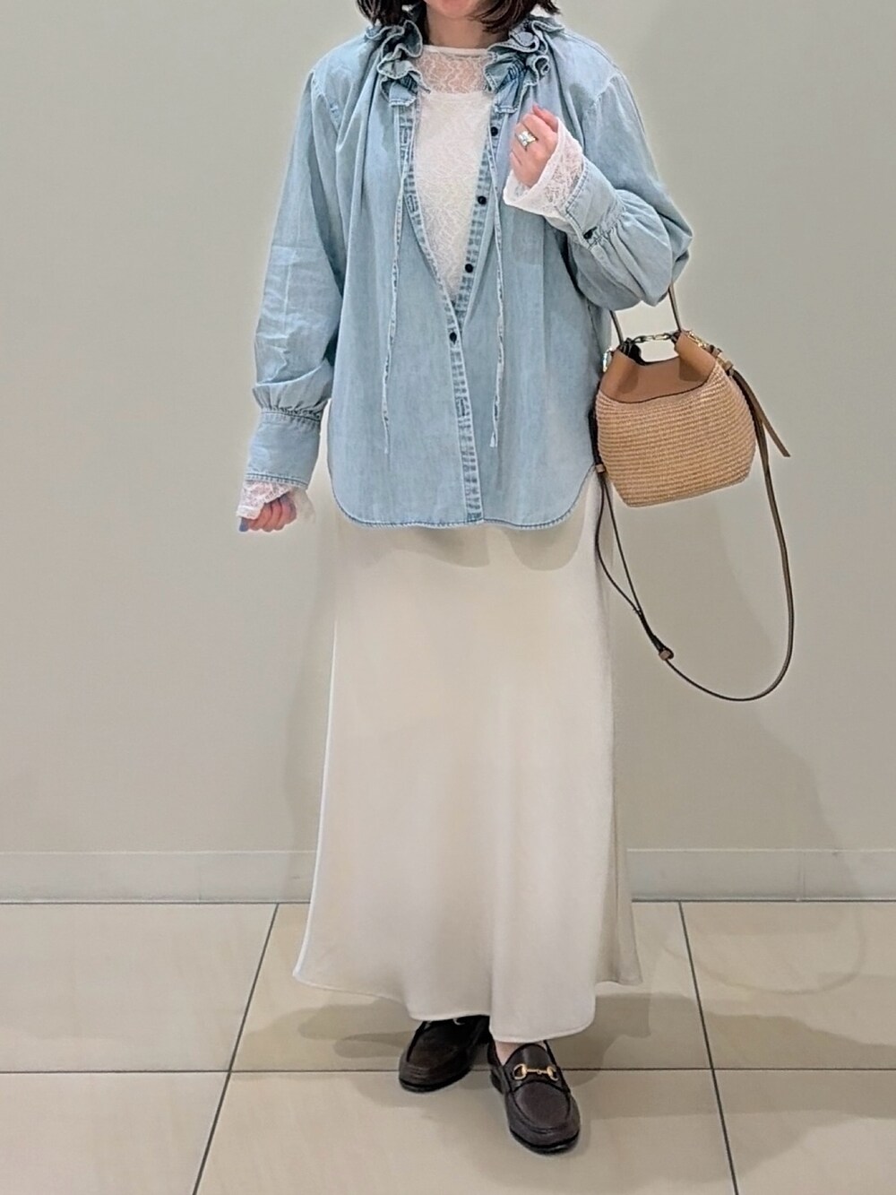 ホワイト系のTシャツ/カットソー、ブルー系のシャツ/ブラウス、ホワイト系のスカートを着用したレディースの春コーディネートの5枚目の写真