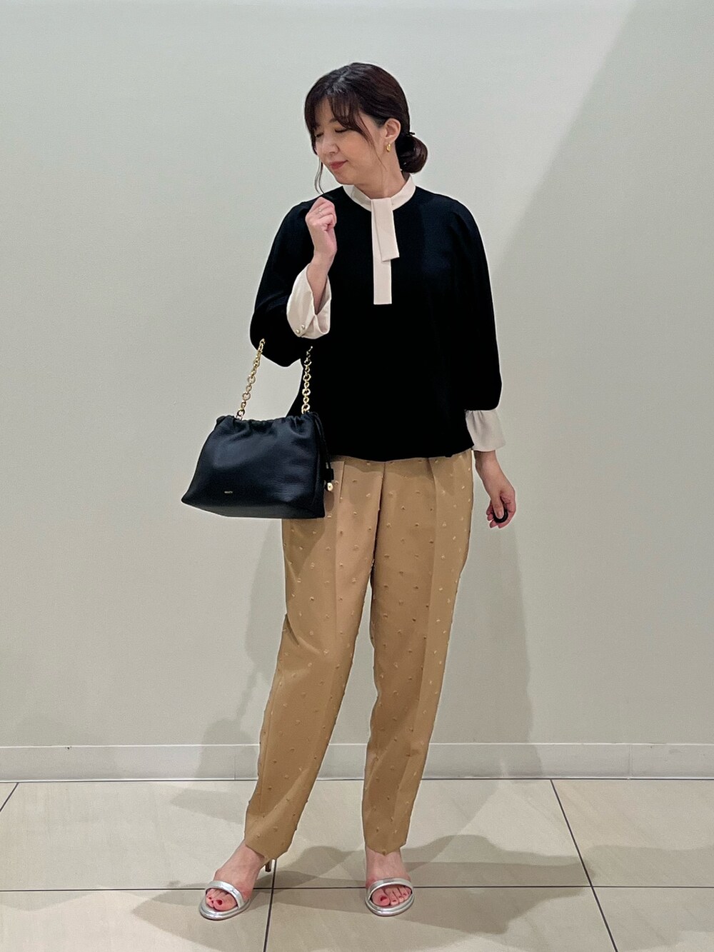 「お出かけコーデ、秋服準備はじめました、ブラック、ブラウス、ボウタイブラウス、ドットパンツ、ジャガード、秋コーデ、秋のコーデ、サンダル、お仕事コーデ、お仕事、キレイめ、きれいめコーディネート、秋色」｜「NOLLEY’Sのストレッチジョーゼット配色ボウタイ風ブラウス（シャツ/ブラウス、ブラック系）」を使った、ITOさん（レディース・156cm）の夏コーディネートの4枚目の写真