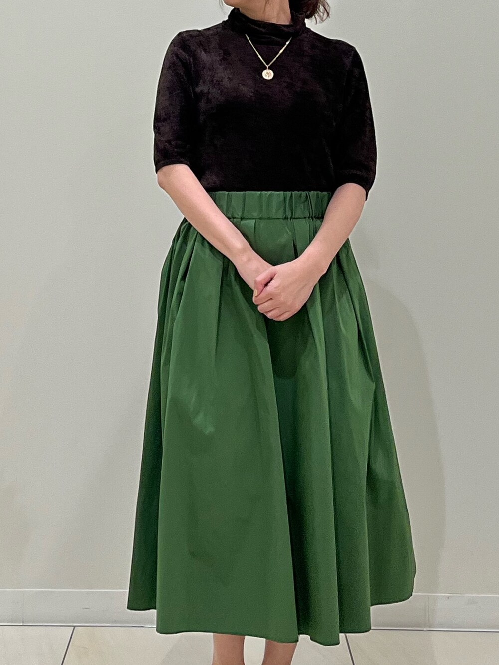 「ブラウンコーデ、モールニット、ハイネック、グリーン、グリーンコーデ、リバーシブルスカート、おでかけコーデ、オトナ女子、オトナカワイイ、ブラウン、秋服準備はじめました、デートコーデ、ボストンバッグ、秋先取りコーデ、大人女子」｜「NOLLEY’Sの《手洗い可能》シアーモール5分袖プルオーバーニット（ニット/セーター、ブラウン系）」を使った、ITOさん（レディース・156cm）の秋コーディネートの8枚目の写真