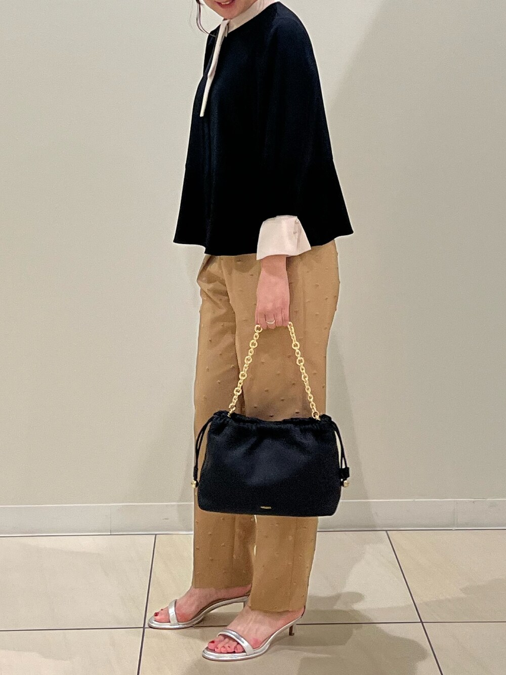 「お出かけコーデ、秋服準備はじめました、ブラック、ブラウス、ボウタイブラウス、ドットパンツ、ジャガード、秋コーデ、秋のコーデ、サンダル、お仕事コーデ、お仕事、キレイめ、きれいめコーディネート、秋色」｜「NOLLEY’Sのストレッチジョーゼット配色ボウタイ風ブラウス（シャツ/ブラウス、ブラック系）」を使った、ITOさん（レディース・156cm）の夏コーディネートの9枚目の写真