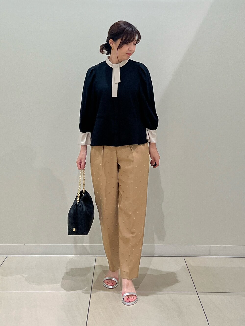 「お出かけコーデ、秋服準備はじめました、ブラック、ブラウス、ボウタイブラウス、ドットパンツ、ジャガード、秋コーデ、秋のコーデ、サンダル、お仕事コーデ、お仕事、キレイめ、きれいめコーディネート、秋色」｜「NOLLEY’Sのストレッチジョーゼット配色ボウタイ風ブラウス（シャツ/ブラウス、ブラック系）」を使った、ITOさん（レディース・156cm）の夏コーディネートの2枚目の写真