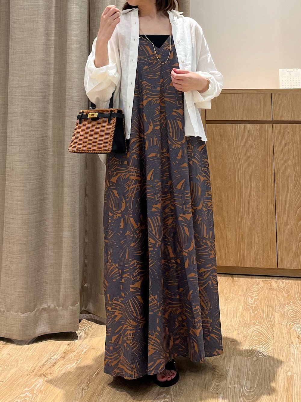 「ワンピース、春夏コーデ、大人コーデ、ワンピーススタイル、大人女子、ロングワンピース、ボタニカル柄、リネンシャツ、サンダル、かごバッグ、休日スタイル、お出かけコーデ、オトナ女子、オトナカワイイ、おとなコーデ」｜「NOLLEY’SのボタニカルPrintキャミワンピース（ワンピース、ブラウン系）」を使った、ITOさん（レディース・156cm）の春コーディネートの3枚目の写真