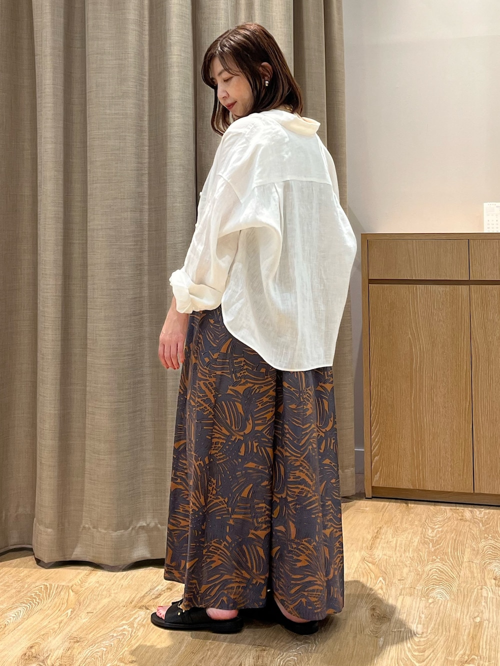 「ワンピース、春夏コーデ、大人コーデ、ワンピーススタイル、大人女子、ロングワンピース、ボタニカル柄、リネンシャツ、サンダル、かごバッグ、休日スタイル、お出かけコーデ、オトナ女子、オトナカワイイ、おとなコーデ」｜「NOLLEY’SのボタニカルPrintキャミワンピース（ワンピース、ブラウン系）」を使った、ITOさん（レディース・156cm）の春コーディネートの6枚目の写真