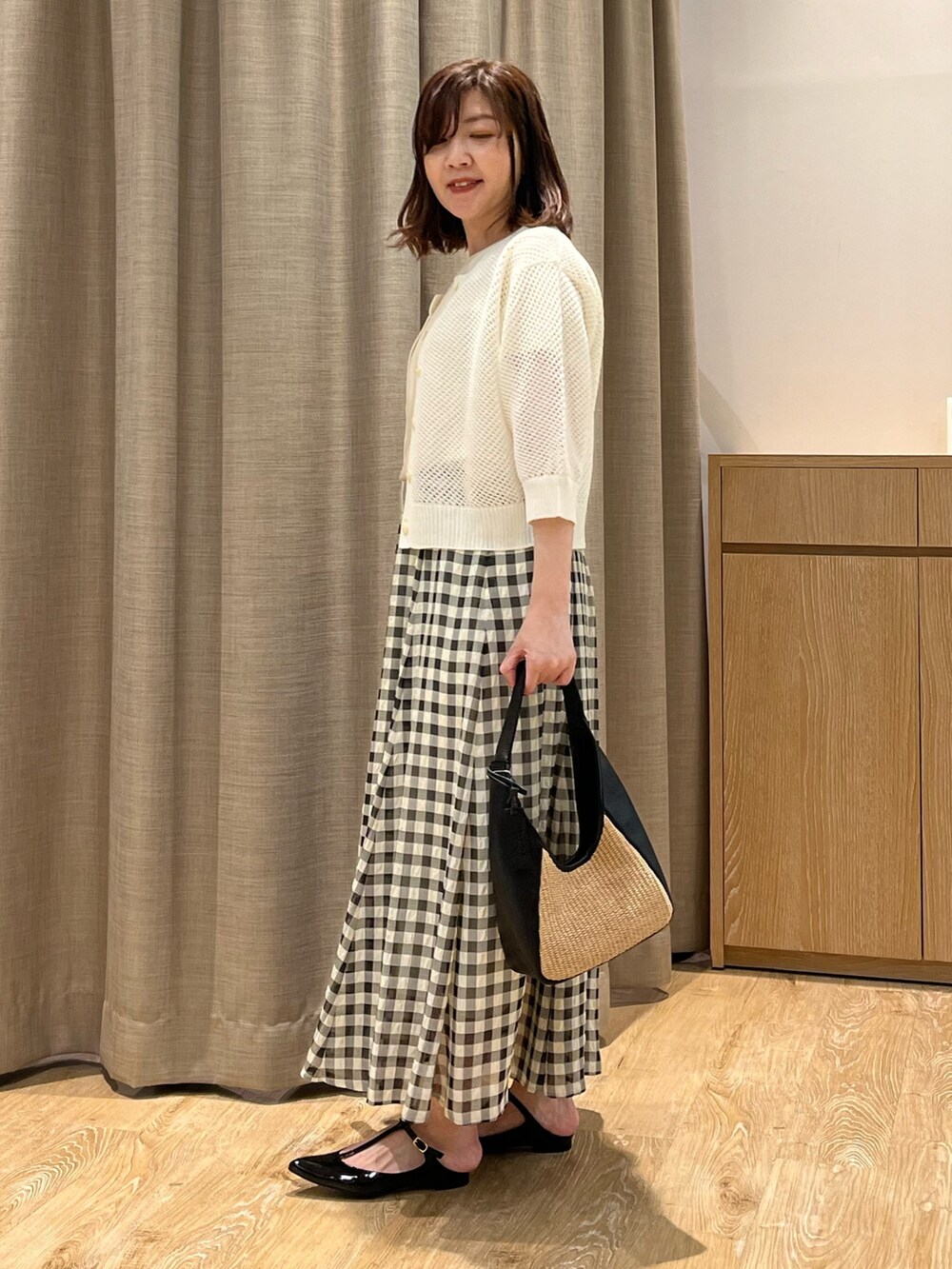 「夏コーデ、大人カジュアル、大人女子、チェックスカート、メッシュトップス、カーディガン、ロゴTシャツ、きれいめカジュアル、シンプル、大人コーデ、レディースファッション、お出かけコーデ、おでかけコーデ、ストラップシューズ、ミュール」｜「NOLLEY’Sの《手洗い可能》メッシュ5分袖カーディガン（カーディガン/ボレロ、ホワイト系）」を使った、ITOさん（レディース・156cm）の春コーディネートの7枚目の写真