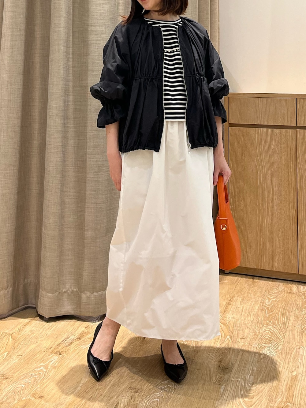 「ブルゾン、初夏コーデ、Tシャツ、Tシャツコーデ、スカート、スカートスタイル、スカートコーデ、バレエシューズ、おでかけコーデ、オトナカジュアル、大人女子、ボーダー、春夏コーデ、休日スタイル、オトナカワイイ」｜「NOLLEY’Sのシアータフタ袖口フリルブルゾン（ブルゾン、ブラック系）」を使った、ITOさん（レディース・156cm）の春コーディネートの4枚目の写真