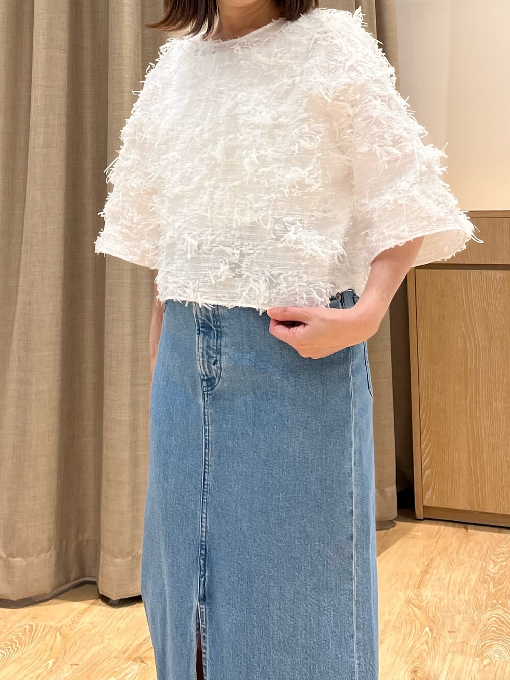 「大人カジュアル、休日スタイル、お出かけコーデ、シンプルコーデ、デニムスカート、春夏コーデ、今日のコーデ、お洒落さんとつながりたい、大人コーデ、ボリューム袖、カジュアルガーリー、お出かけ、ジャガード、シアートップス、バレエシューズ」｜「Rie Millerのスリットロングデニムスカート（デニムスカート、ブルー系）」を使った、ITOさん（レディース・156cm）の春コーディネートの9枚目の写真