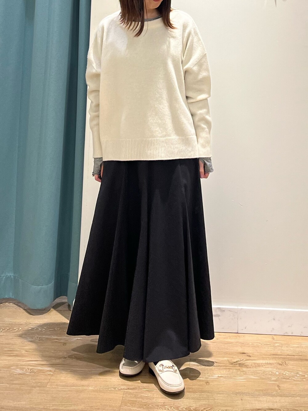 「大人カジュアル、お出かけコーデ、冬のコーデ、レイヤードスタイル、ニットコーデ、大人コーデ、休日コーデ、シンプルコーデ、大人女子、スカートスタイル、ロングスカート、ニット、重ね着、ボーダートップス、ホワイトコーデ」｜「NOLLEY’Sのウールカシミヤボートネックプルオーバーニット（ニット/セーター、ホワイト系）」を使った、ITOさん（レディース・156cm）の冬コーディネートの5枚目の写真