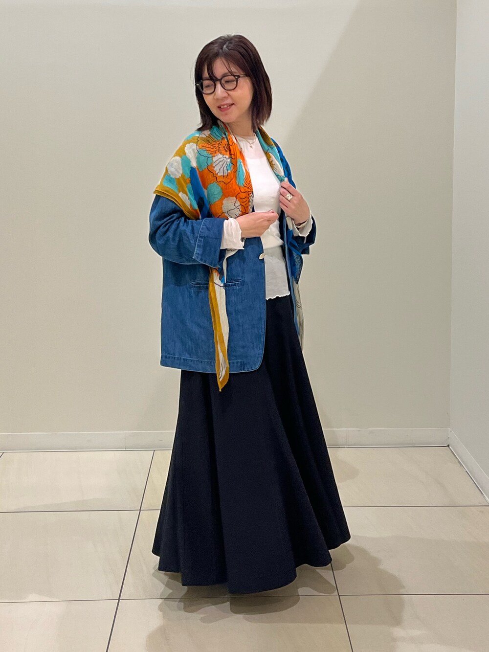 「大人カジュアル、デニムシャツ、デニムジャケット、リネンストール、ロングスカート、お出かけコーデ、シアートップス、今日のコーデ、大人女子、春服、着回しコーデ、おでかけコーデ、低身長女子、おしゃれさんと繋がりたい、大人可愛い」｜「NOLLEY’Sのリネンガーゼプリントストール（ストール/ショール、ブルー系）」を使った、ITOさん（レディース・156cm）の春コーディネートの3枚目の写真