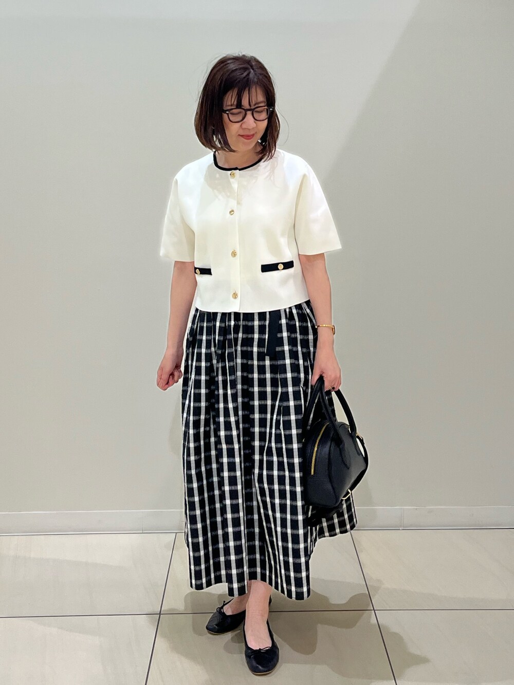 「チェック、春、大人ファッション、オトナ女子、キレイめコーデ、スカートスタイル、ブラック、ジャケットコーデ、ジャケットスタイル、ジャケット、スカート、スカートコーデ、オトナカワイイ、オトナガーリー、おとなコーデ」｜「NOLLEY’Sの《セットアップ対応》《手洗い可能》ミラノリブ半袖ジャケット（ノーカラージャケット、ホワイト系）」を使った、ITOさん（レディース・156cm）の春コーディネートの2枚目の写真