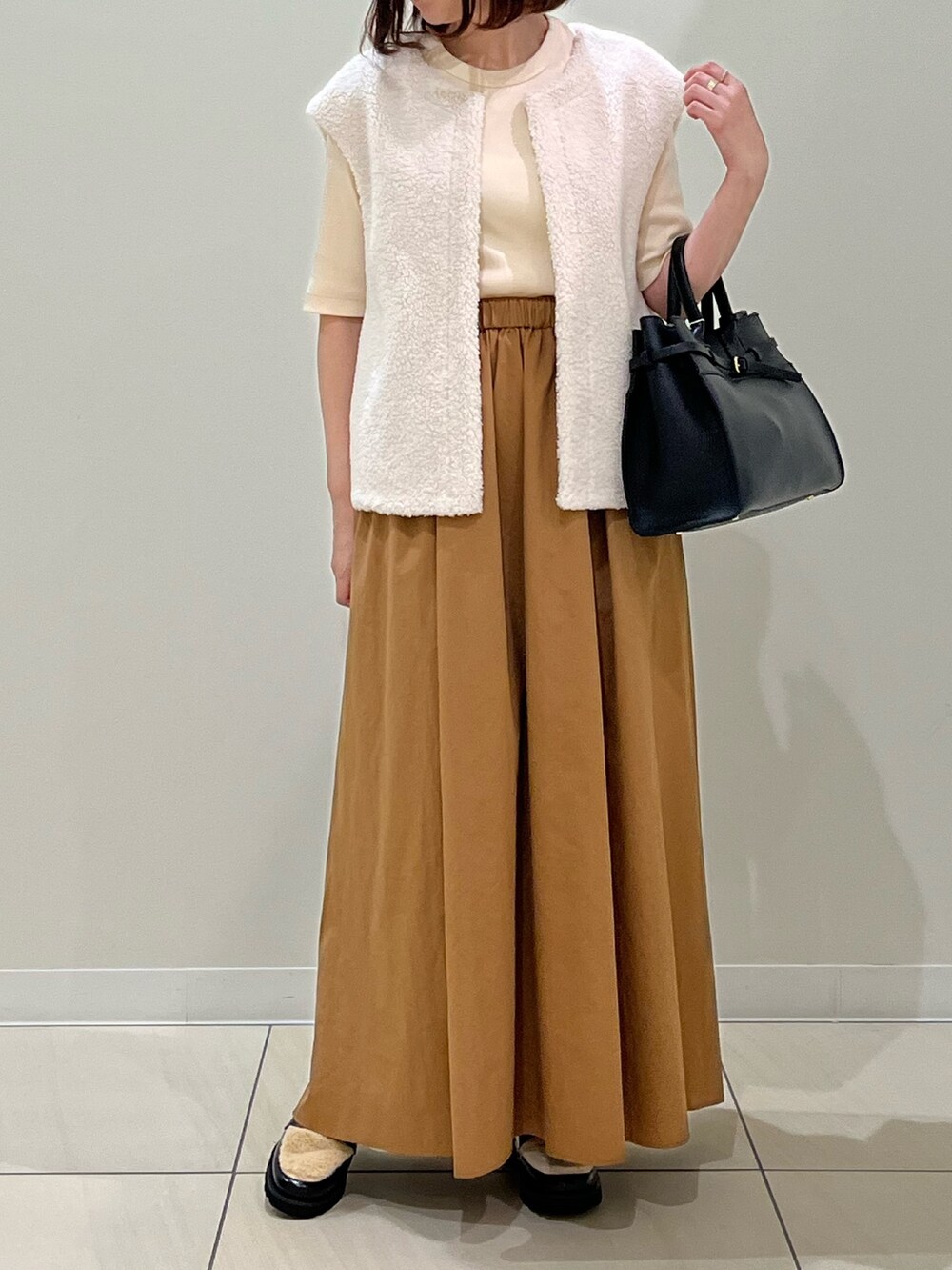 「秋先取りコーデ、ベスト、ジレ、秋服準備はじめました、秋服コーデ、シンプルコーデ、着回しコーデ、カジュアル、秋服、大人カジュアル、ロングスカート、オトナ女子、オトナカワイイ、スカートスタイル、もこもこベスト」｜「NOLLEY’Sのヴィンテージリブ5分袖プルオーバーカットソー（Tシャツ/カットソー、ホワイト系）」を使った、ITOさん（レディース・156cm）の夏コーディネートの4枚目の写真