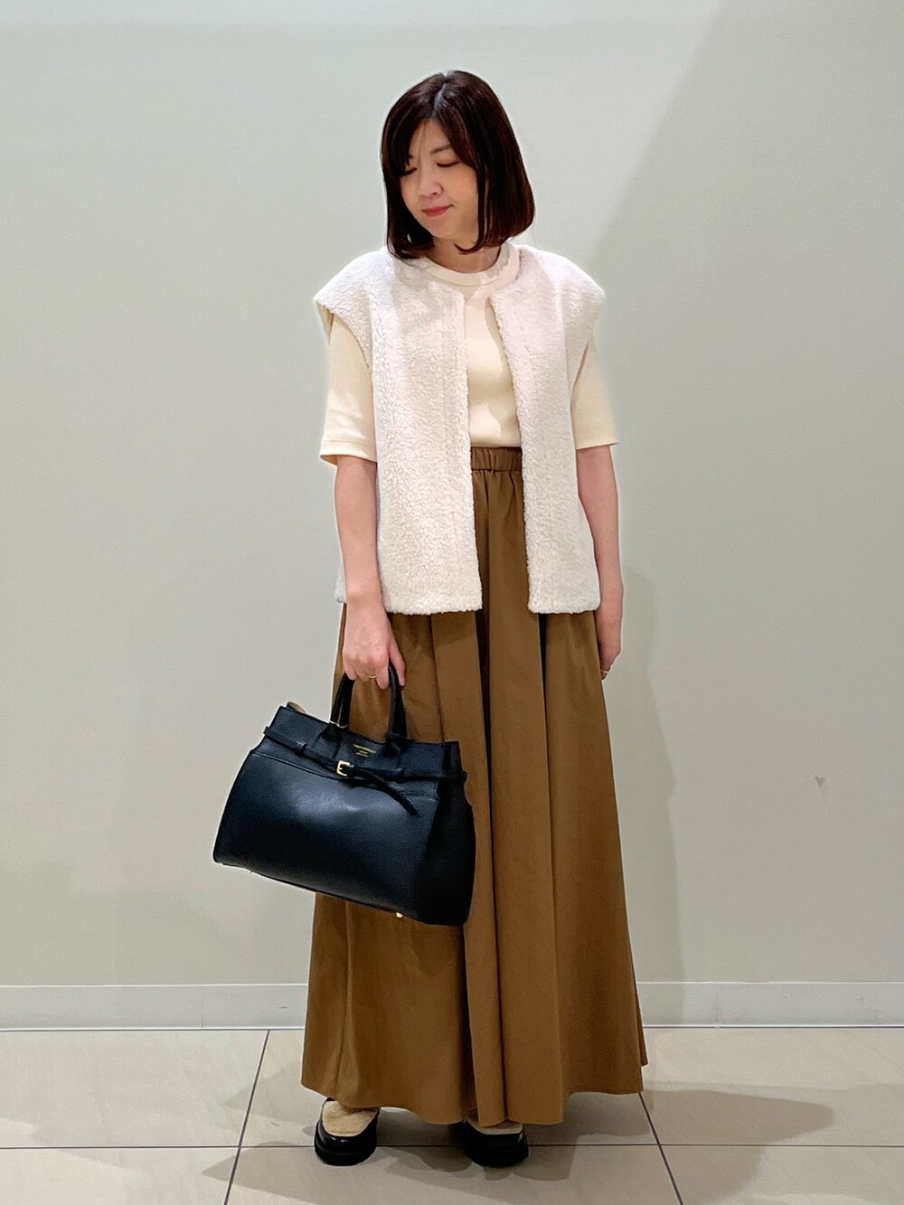 「秋先取りコーデ、ベスト、ジレ、秋服準備はじめました、秋服コーデ、シンプルコーデ、着回しコーデ、カジュアル、秋服、大人カジュアル、ロングスカート、オトナ女子、オトナカワイイ、スカートスタイル、もこもこベスト」｜「NOLLEY’Sのヴィンテージリブ5分袖プルオーバーカットソー（Tシャツ/カットソー、ホワイト系）」を使った、ITOさん（レディース・156cm）の夏コーディネートの3枚目の写真