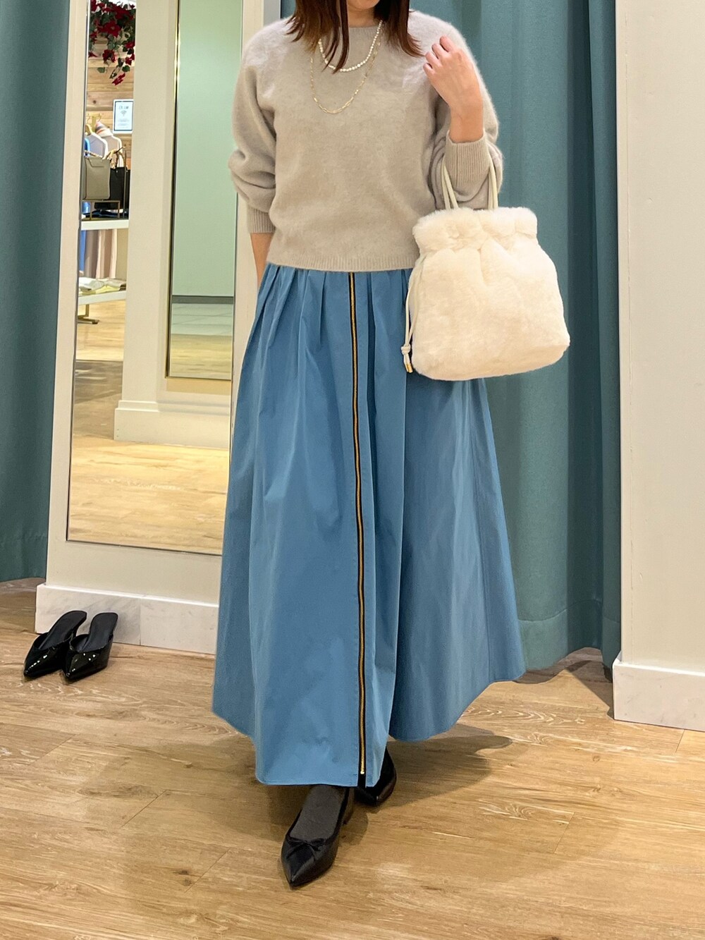 「ふわふわニット、冬ファッション、クリスマスに着たい服、お出かけコーデ、オトナ女子、キレイめ、おでかけコーデ、スカート、スカートスタイル、スカートコーデ、ニット、クリスマス、ふんわりスカート、リバーシブルスカート」｜「NOLLEY’Sのへアリークルーネックプルオーバーニット（ニット/セーター、ベージュ系）」を使った、ITOさん（レディース・156cm）の冬コーディネートの6枚目の写真