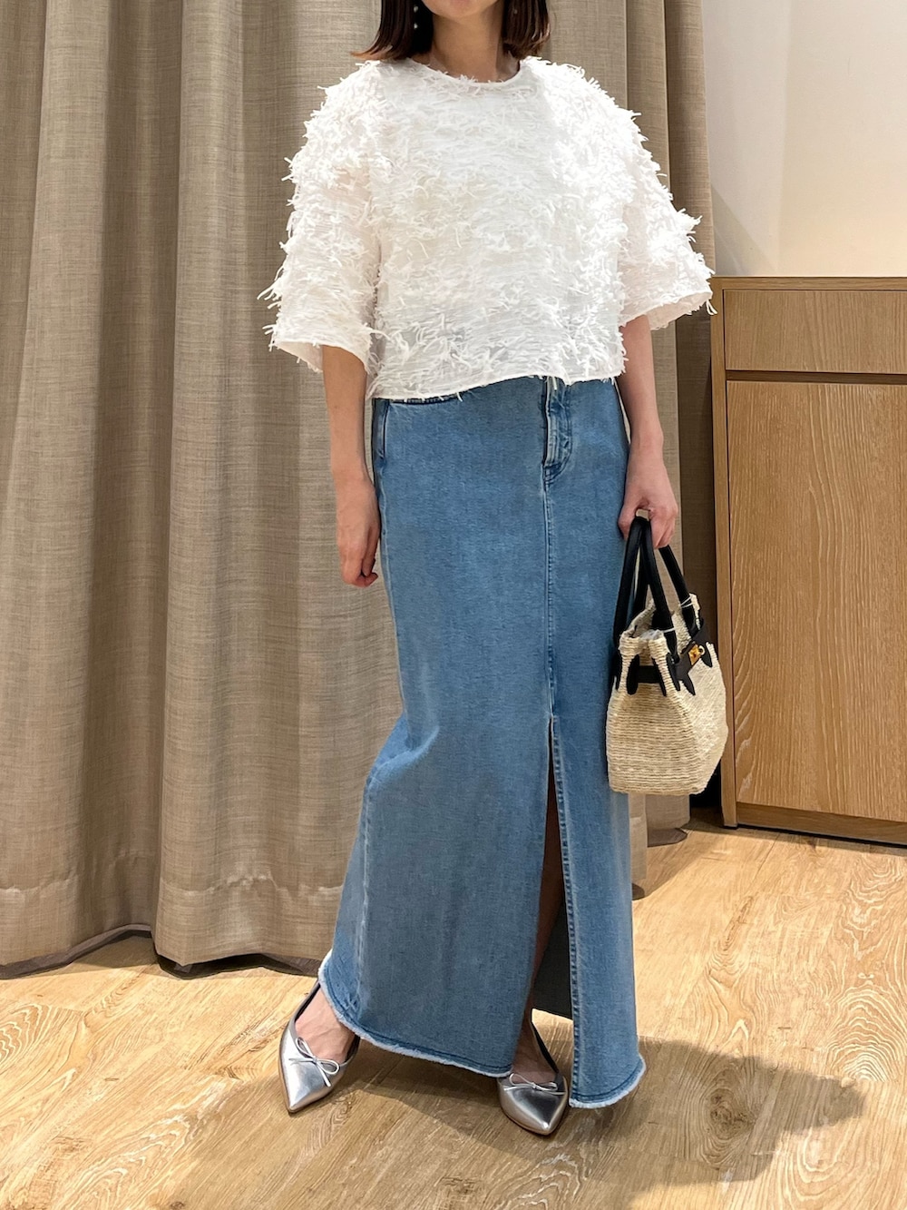 「大人カジュアル、休日スタイル、お出かけコーデ、シンプルコーデ、デニムスカート、春夏コーデ、今日のコーデ、お洒落さんとつながりたい、大人コーデ、ボリューム袖、カジュアルガーリー、お出かけ、ジャガード、シアートップス、バレエシューズ」｜「Rie Millerのスリットロングデニムスカート（デニムスカート、ブルー系）」を使った、ITOさん（レディース・156cm）の春コーディネートの8枚目の写真