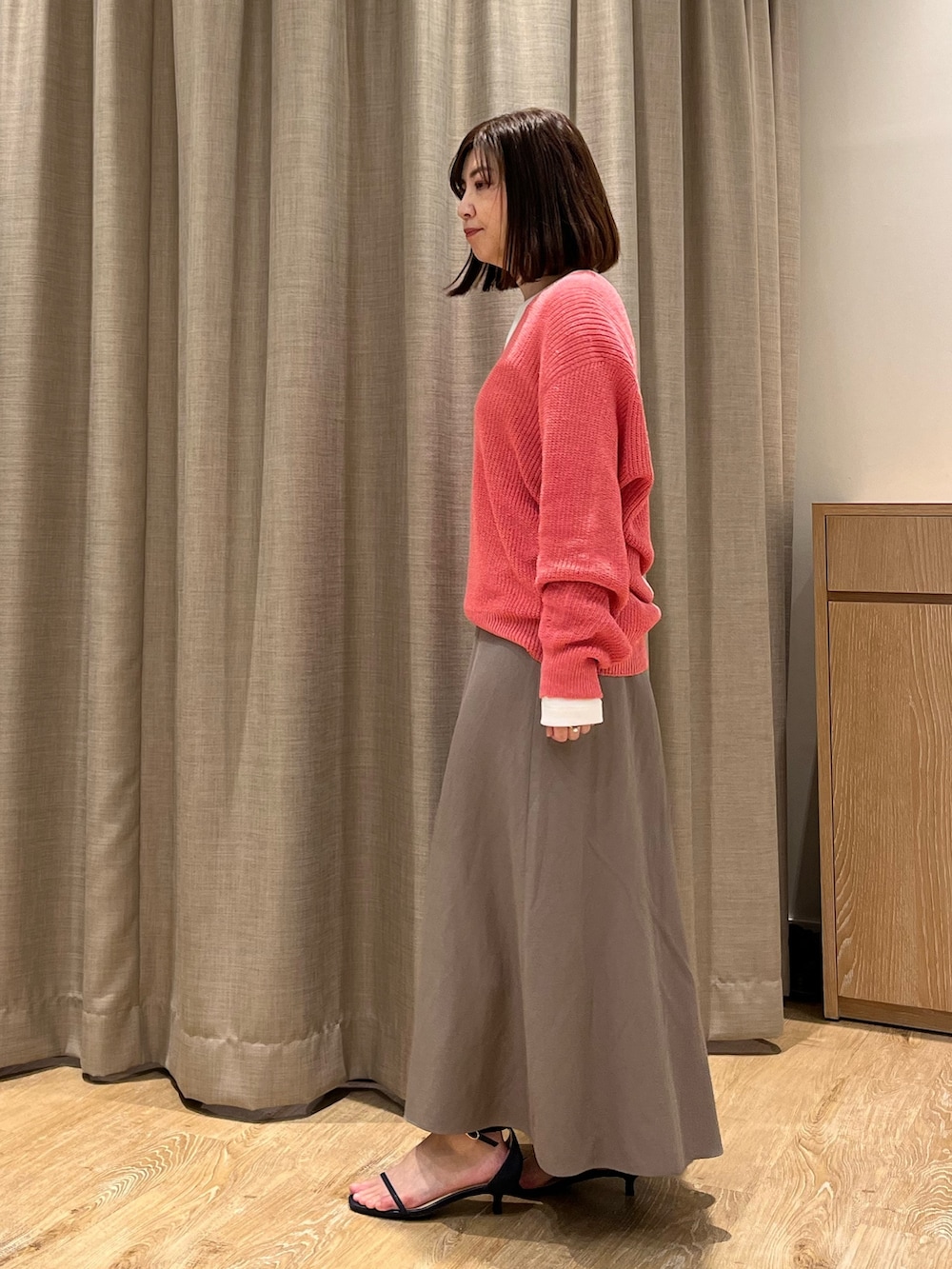 「ニット、スカート、スカートスタイル、スカートコーデ、和紙ニット、カジュアル、オトナ女子、大人カジュアル、大人コーデ、ピンクニット、ベージュスカート」｜「NOLLEY’Sの洗える和紙コットンVネックプルオーバーニット（ニット/セーター、ピンク系）」を使った、ITOさん（レディース・156cm）の冬コーディネートの4枚目の写真