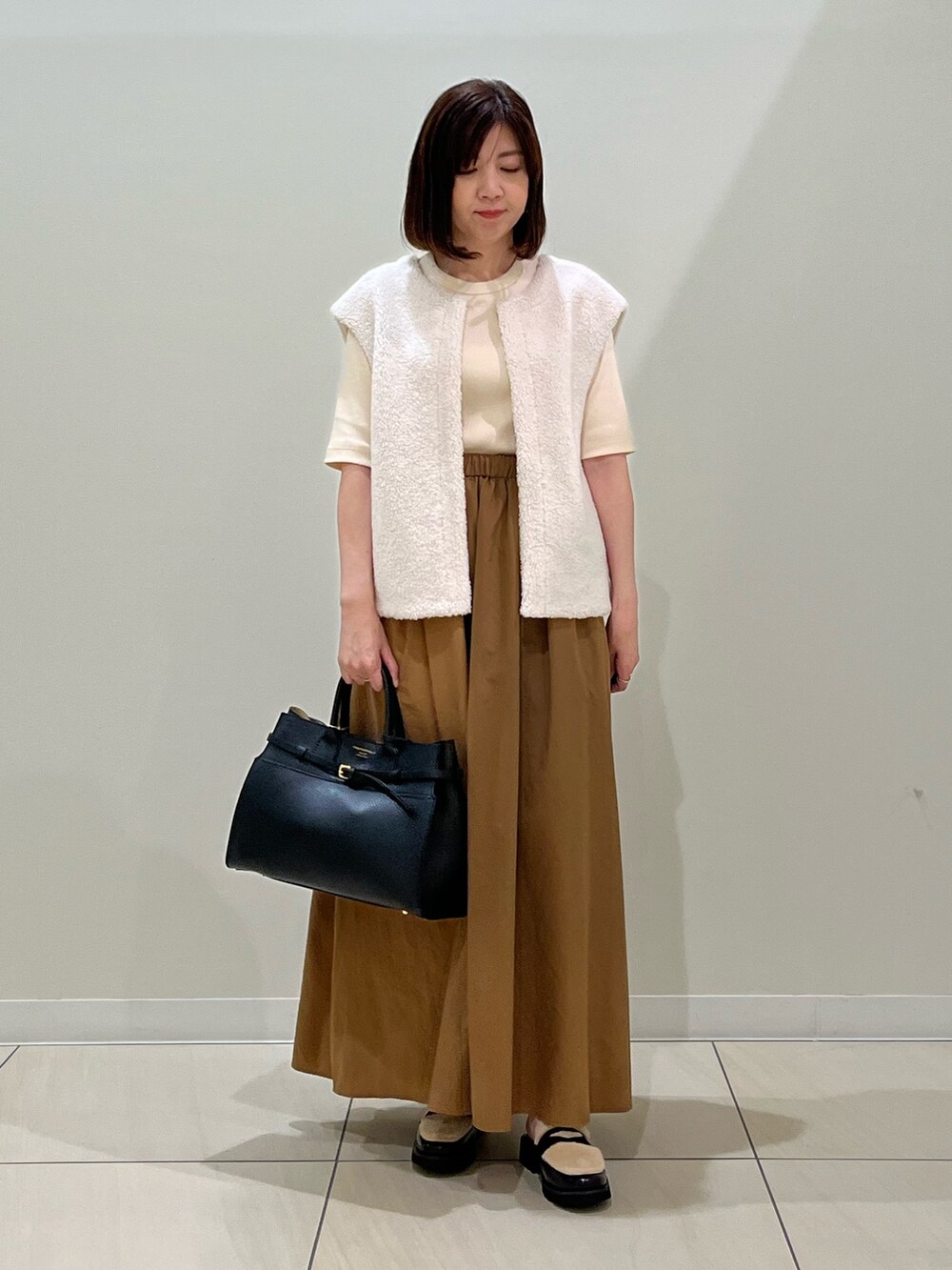 「秋先取りコーデ、ベスト、ジレ、秋服準備はじめました、秋服コーデ、シンプルコーデ、着回しコーデ、カジュアル、秋服、大人カジュアル、ロングスカート、オトナ女子、オトナカワイイ、スカートスタイル、もこもこベスト」｜「NOLLEY’Sのヴィンテージリブ5分袖プルオーバーカットソー（Tシャツ/カットソー、ホワイト系）」を使った、ITOさん（レディース・156cm）の夏コーディネートの2枚目の写真