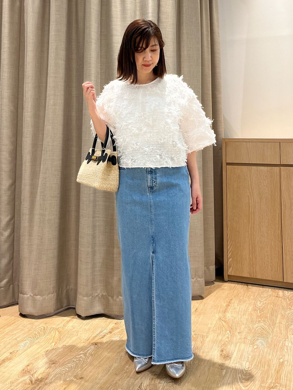 「大人カジュアル、休日スタイル、お出かけコーデ、シンプルコーデ、デニムスカート、春夏コーデ、今日のコーデ、お洒落さんとつながりたい、大人コーデ、ボリューム袖、カジュアルガーリー、お出かけ、ジャガード、シアートップス、バレエシューズ」｜「Rie Millerのスリットロングデニムスカート（デニムスカート、ブルー系）」を使った、ITOさん（レディース・156cm）の春コーディネートの4枚目の写真