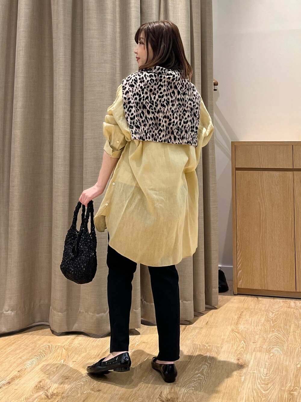 「リネンシャツ、ひょう柄、スリットパンツ、初夏コーデ、オトナカジュアル、シンプルスタイル、ママファッション、ラクチンコーデ、カジュアルスタイル、シャツスタイル、大人女子、春夏コーデ、休日スタイル、シンプルコーデ」｜「NOLLEY’SのMY STANDARD リネン2WAY Bigシャツ（シャツ/ブラウス、ベージュ系）」を使った、ITOさん（レディース・156cm）の春コーディネートの6枚目の写真