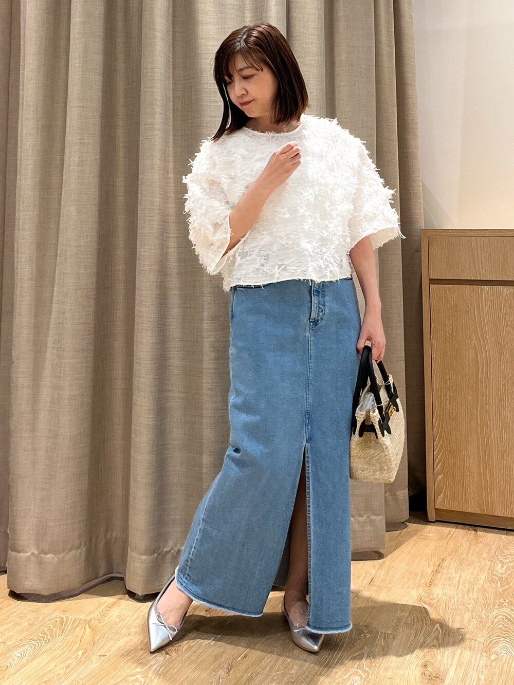 「大人カジュアル、休日スタイル、お出かけコーデ、シンプルコーデ、デニムスカート、春夏コーデ、今日のコーデ、お洒落さんとつながりたい、大人コーデ、ボリューム袖、カジュアルガーリー、お出かけ、ジャガード、シアートップス、バレエシューズ」｜「Rie Millerのスリットロングデニムスカート（デニムスカート、ブルー系）」を使った、ITOさん（レディース・156cm）の春コーディネートの7枚目の写真