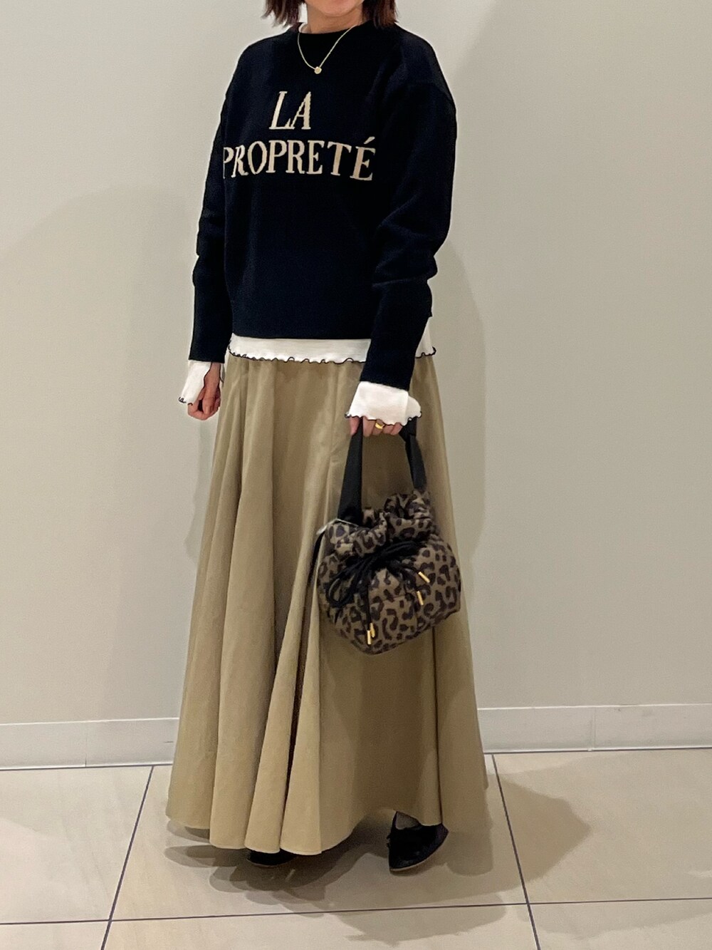 「ロゴニット、重ね着、レイヤードスタイル、ニット、休日スタイル、メガネ女子、秋冬コーデ、着回しコーデ、おでかけコーデ、おしゃれさんと繋がりたい、シンプルコーデ、オトナカジュアル、大人女子、ブラック、ニットコーデ」｜「NOLLEY’SのMY STANDARDウォッシャブルリブクルーネックプルオーバーカットソー（Tシャツ/カットソー、ホワイト系）」を使った、ITOさん（レディース・156cm）の秋コーディネートの7枚目の写真