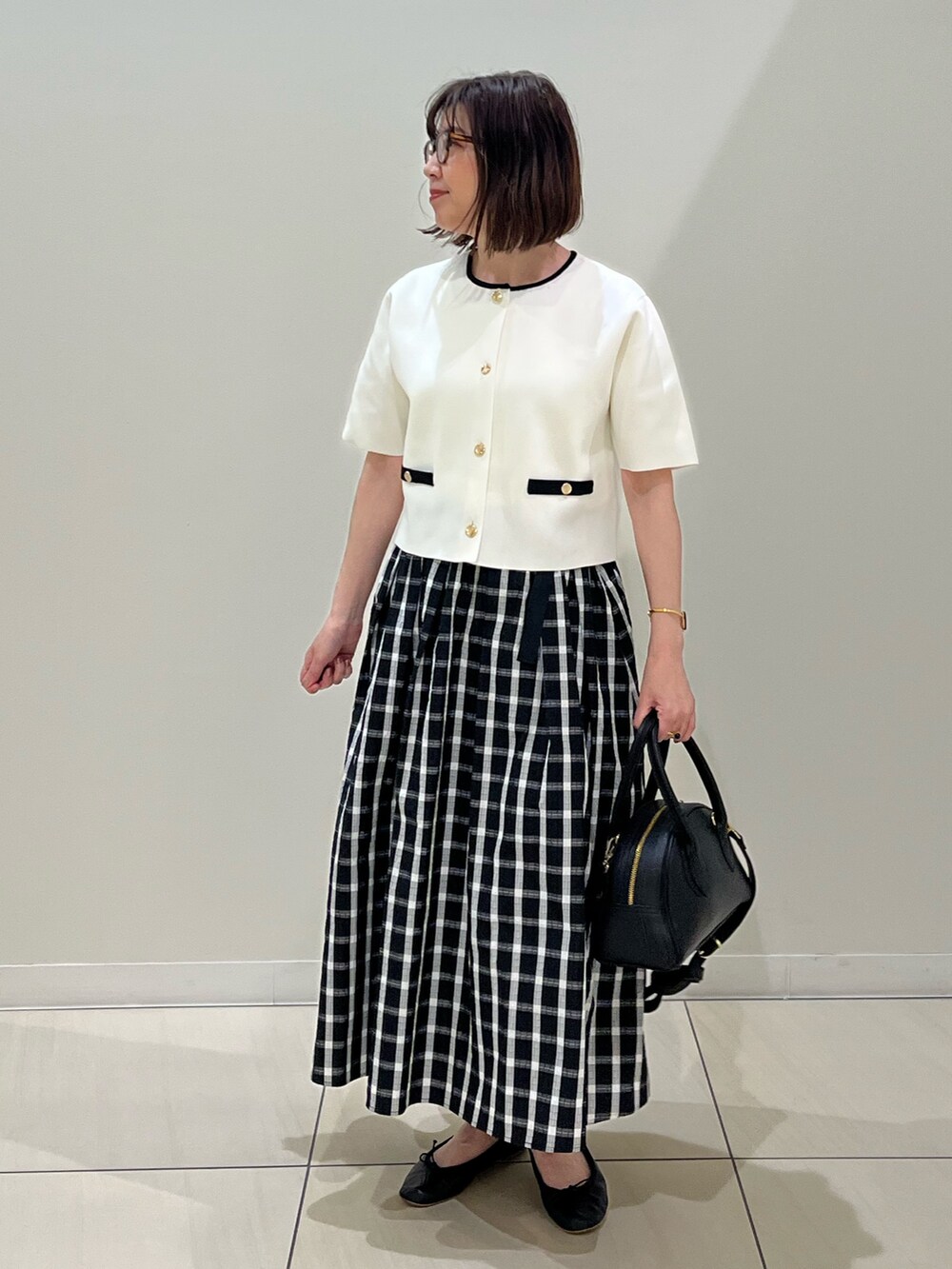 「チェック、春、大人ファッション、オトナ女子、キレイめコーデ、スカートスタイル、ブラック、ジャケットコーデ、ジャケットスタイル、ジャケット、スカート、スカートコーデ、オトナカワイイ、オトナガーリー、おとなコーデ」｜「NOLLEY’Sの《セットアップ対応》《手洗い可能》ミラノリブ半袖ジャケット（ノーカラージャケット、ホワイト系）」を使った、ITOさん（レディース・156cm）の春コーディネートの4枚目の写真