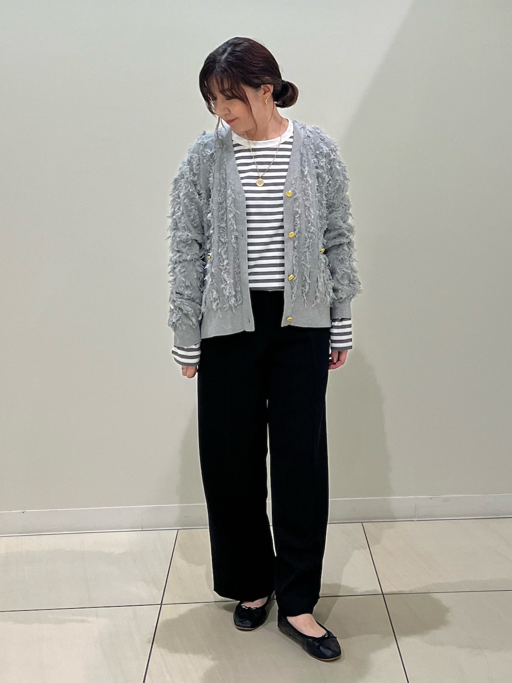 「シャギーカーディガン、カーディガン、カーディガンコーデ、ジャガード、ボーダー、ボーダートップス、ボーダーカットソー、パンツスタイル、パンツコーデ、大人カジュアル、オトナカジュアル、シンプルコーデ、カジュアル、秋服準備はじめました、お出かけコーデ」｜「NOLLEY’Sの◇【WEB限定サイズあり】ウォッシャブルイージードレスアップパンツ（その他パンツ、ブラック系）」を使った、ITOさん（レディース・156cm）の夏コーディネートの3枚目の写真