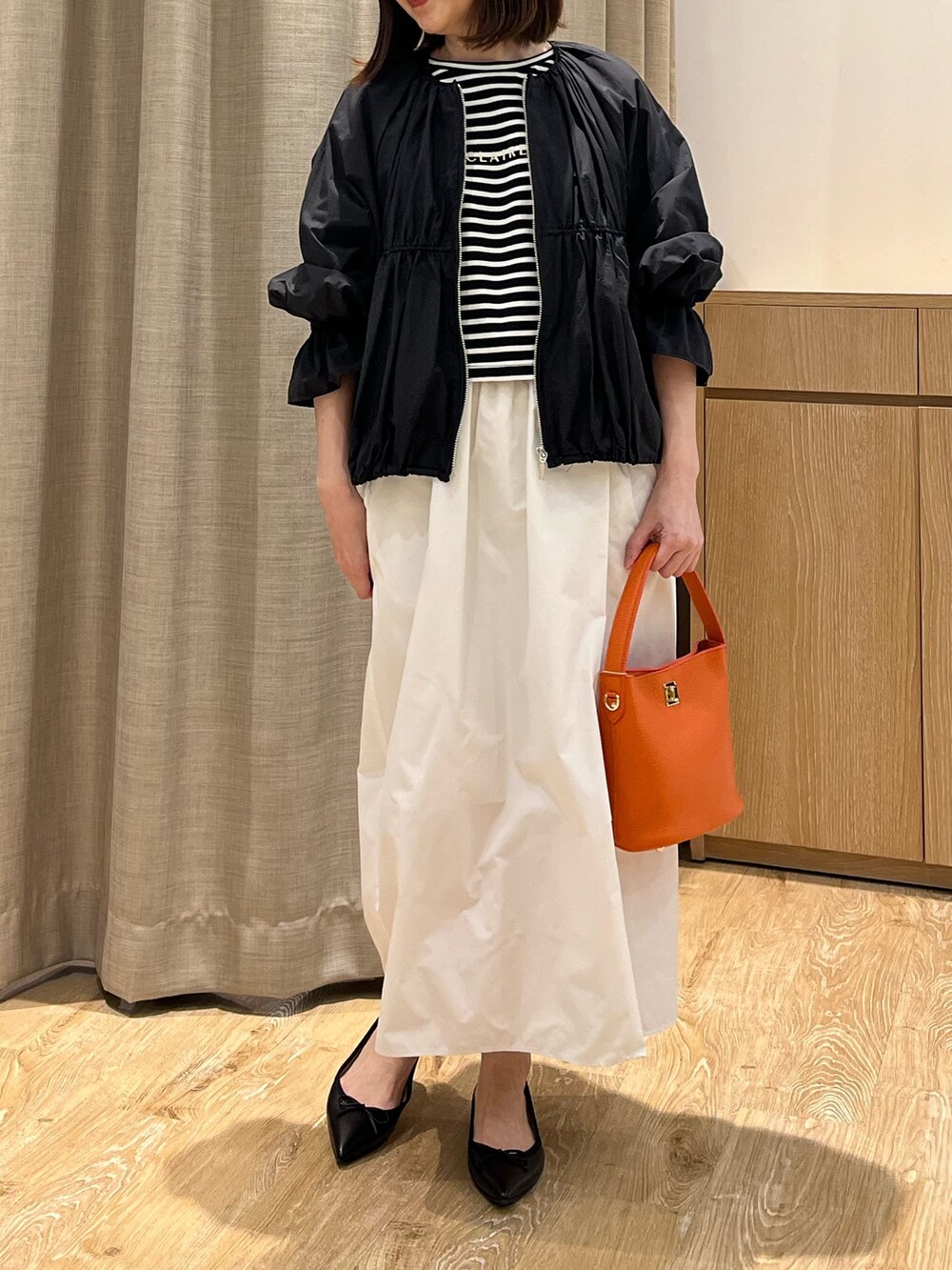 「ブルゾン、初夏コーデ、Tシャツ、Tシャツコーデ、スカート、スカートスタイル、スカートコーデ、バレエシューズ、おでかけコーデ、オトナカジュアル、大人女子、ボーダー、春夏コーデ、休日スタイル、オトナカワイイ」｜「NOLLEY’Sのシアータフタ袖口フリルブルゾン（ブルゾン、ブラック系）」を使った、ITOさん（レディース・156cm）の春コーディネートの2枚目の写真