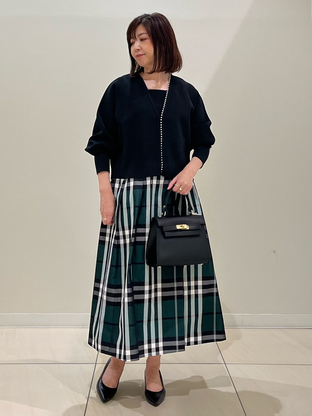 「秋のコーデ、オトナ女子、おでかけコーデ、秋服コーデ、秋先取りコーデ、スカート、カーディガン、おしゃれさんと繋がりたい、きれいめカジュアル、秋コーデ、スカートスタイル、スカートコーデ、カーディガンコーデ、チェックスカート、オトナカワイイ」｜「NOLLEY’Sの＜飯豊まりえさん着用＞ウォッシャブルタフタチェックスカート（スカート、グリーン系）」を使った、ITOさん（レディース・156cm）の秋コーディネートの3枚目の写真