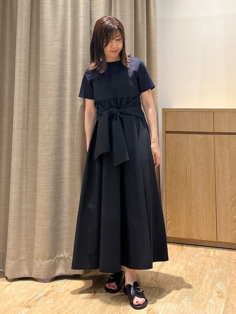 「ワンピース、ワンピーススタイル、ワンピースコーデ、ビスチェ風、リボン、夏コーデ、サンダル、休日スタイル、オトナカジュアル、オトナ女子、大人コーデ、大人カジュアルコーデ、大人かわいい、オトナカワイイ、黒」｜「NOLLEY’Sのビスチェ風コンビワンピース（ワンピース、ブルー系）」を使った、ITOさん（レディース・156cm）の夏コーディネートの5枚目の写真