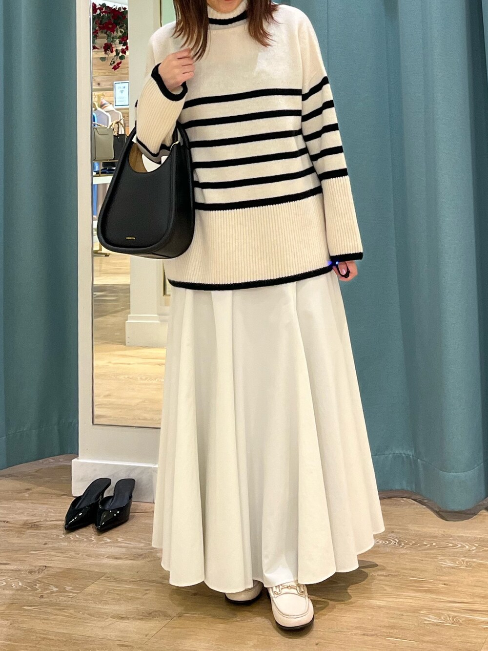 「休日スタイル、タートルネック、ボーダー、ニット、ロングスカート、ニットコーデ、タートルネックニット、ボーダートップス、ボーダーニット、秋冬コーデ、オトナカジュアル、冬ファッション、大人可愛い、シンプルコーデ、ビッグシルエット」｜「NOLLEY’Sのウールカシミヤタートルネックプルオーバーニット（ニット/セーター、ホワイト系）」を使った、ITOさん（レディース・156cm）の冬コーディネートの2枚目の写真