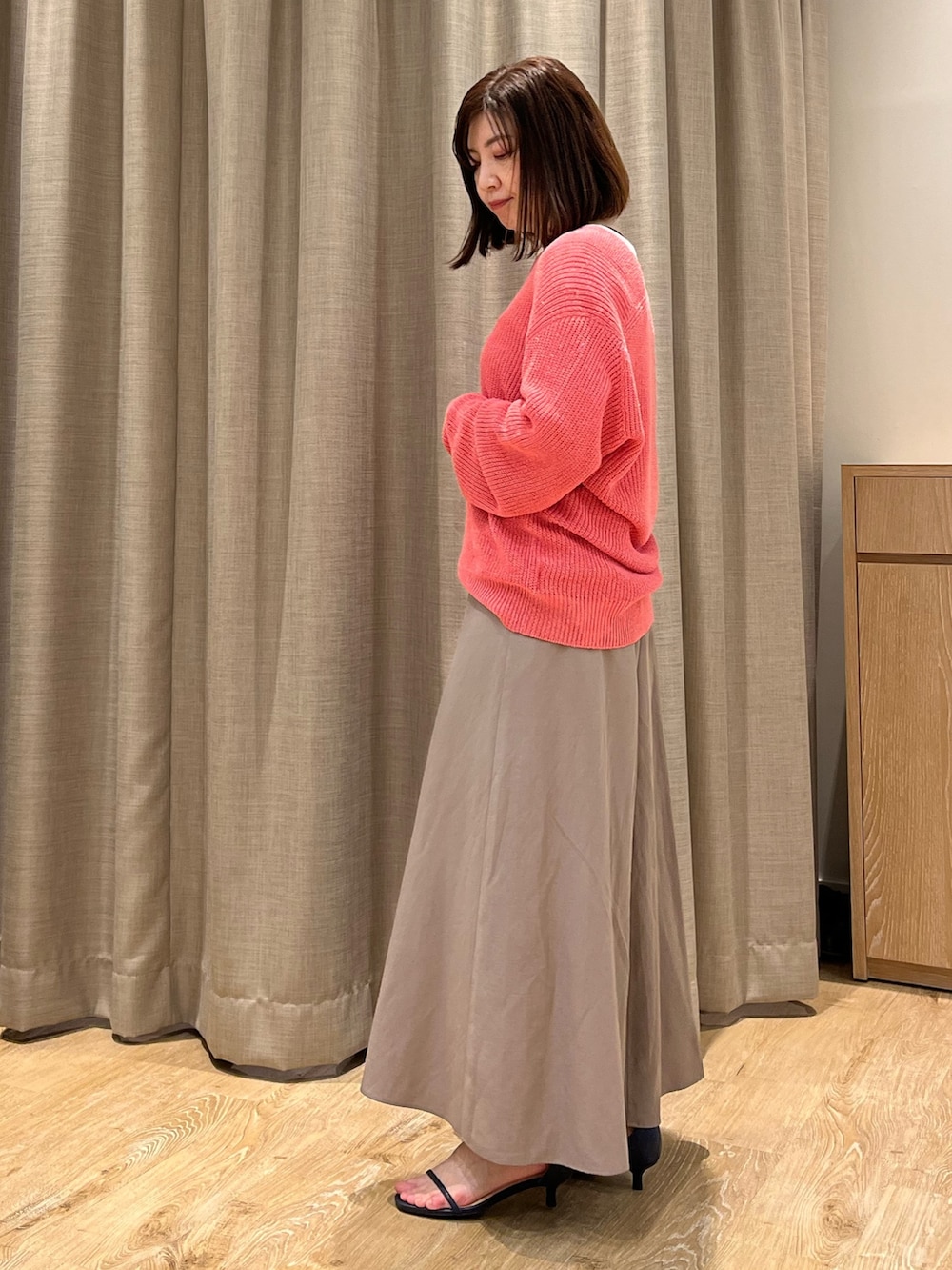 「ニット、スカート、スカートスタイル、スカートコーデ、和紙ニット、カジュアル、オトナ女子、大人カジュアル、大人コーデ、ピンクニット、ベージュスカート」｜「NOLLEY’Sの洗える和紙コットンVネックプルオーバーニット（ニット/セーター、ピンク系）」を使った、ITOさん（レディース・156cm）の冬コーディネートの3枚目の写真