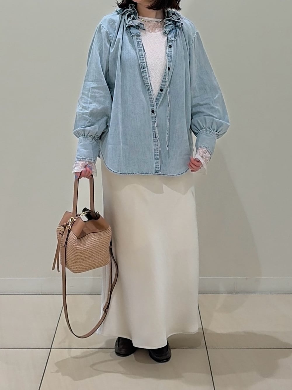 ホワイト系のTシャツ/カットソー、ブルー系のシャツ/ブラウス、ホワイト系のスカートを着用したレディースの春コーディネートの6枚目の写真