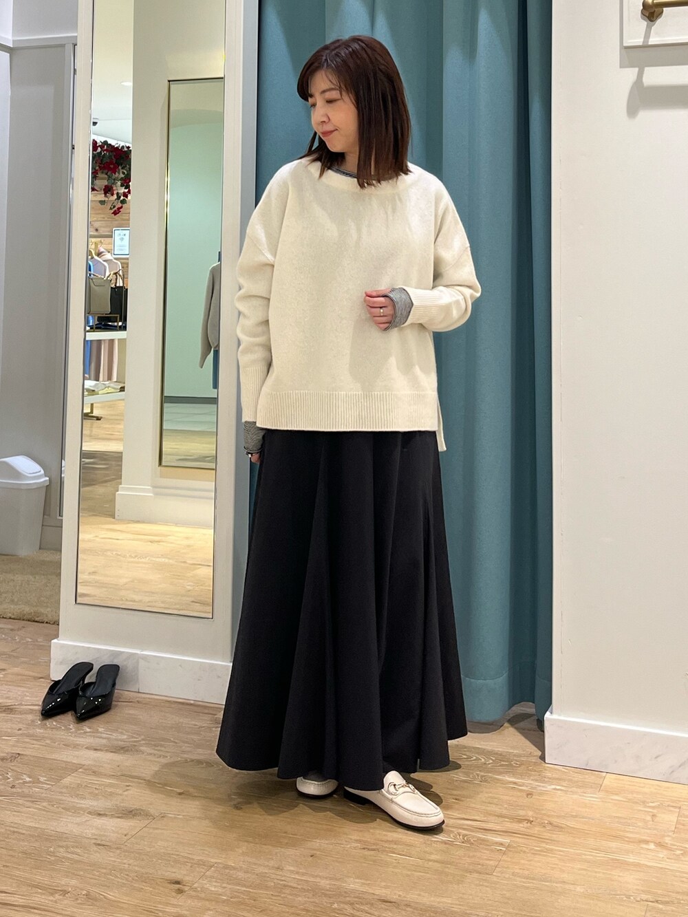「大人カジュアル、お出かけコーデ、冬のコーデ、レイヤードスタイル、ニットコーデ、大人コーデ、休日コーデ、シンプルコーデ、大人女子、スカートスタイル、ロングスカート、ニット、重ね着、ボーダートップス、ホワイトコーデ」｜「NOLLEY’Sのウールカシミヤボートネックプルオーバーニット（ニット/セーター、ホワイト系）」を使った、ITOさん（レディース・156cm）の冬コーディネートの4枚目の写真