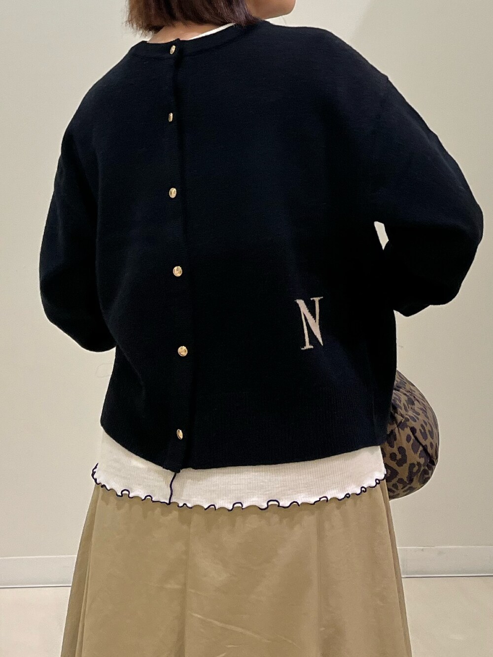 「ロゴニット、重ね着、レイヤードスタイル、ニット、休日スタイル、メガネ女子、秋冬コーデ、着回しコーデ、おでかけコーデ、おしゃれさんと繋がりたい、シンプルコーデ、オトナカジュアル、大人女子、ブラック、ニットコーデ」｜「NOLLEY’SのMY STANDARDウォッシャブルリブクルーネックプルオーバーカットソー（Tシャツ/カットソー、ホワイト系）」を使った、ITOさん（レディース・156cm）の秋コーディネートの6枚目の写真