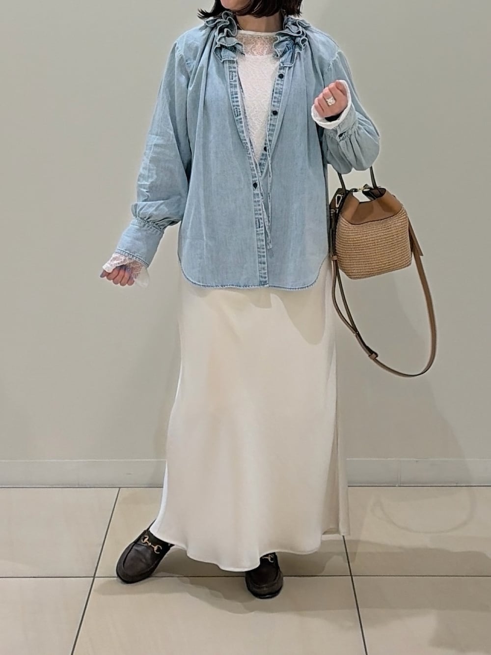 ホワイト系のTシャツ/カットソー、ブルー系のシャツ/ブラウス、ホワイト系のスカートを着用したレディースの春コーディネートの4枚目の写真