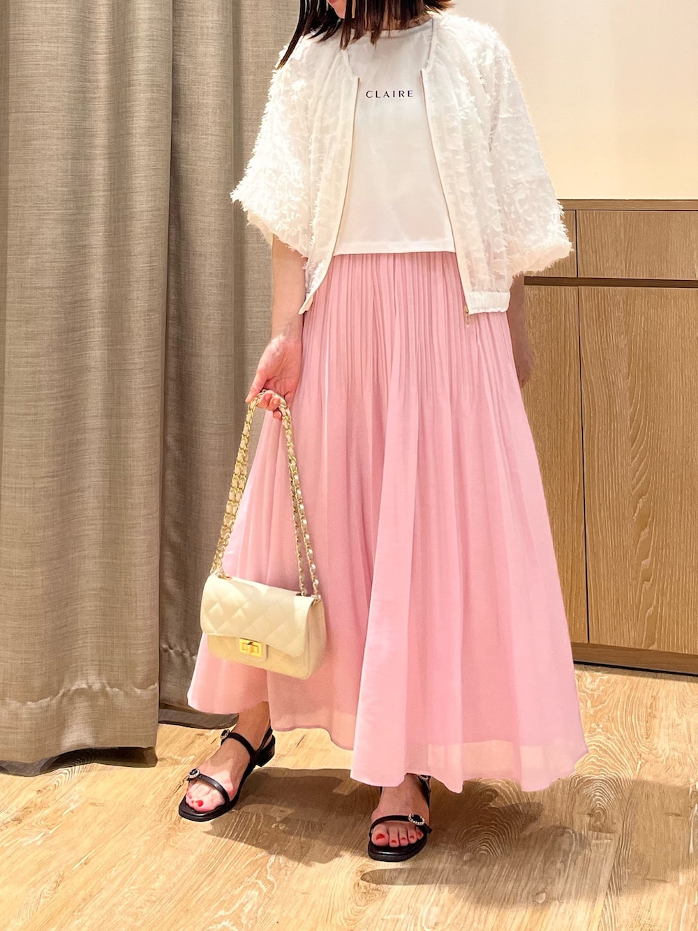 「ジャガード、ブルゾン、羽織り、ロゴT、スカート、甘めコーデ、キルティングバッグ、夏コーデ、レイヤードスタイル、お出かけコーデ、大人コーデ、大人かわいい、ブルベ夏、ホワイト、シンプルコーデ」｜「NOLLEY’Sのカットジャガードブルゾン（ブルゾン、ホワイト系）」を使った、ITOさん（レディース・156cm）の夏コーディネートの3枚目の写真