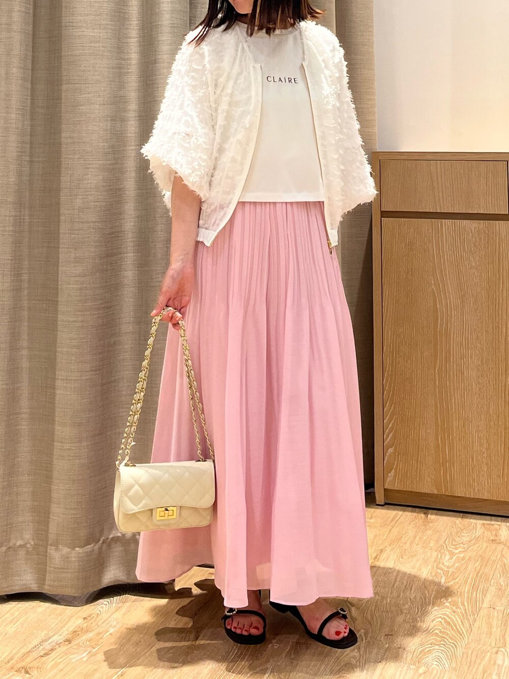 「ジャガード、ブルゾン、羽織り、ロゴT、スカート、甘めコーデ、キルティングバッグ、夏コーデ、レイヤードスタイル、お出かけコーデ、大人コーデ、大人かわいい、ブルベ夏、ホワイト、シンプルコーデ」｜「NOLLEY’Sのカットジャガードブルゾン（ブルゾン、ホワイト系）」を使った、ITOさん（レディース・156cm）の夏コーディネートの5枚目の写真