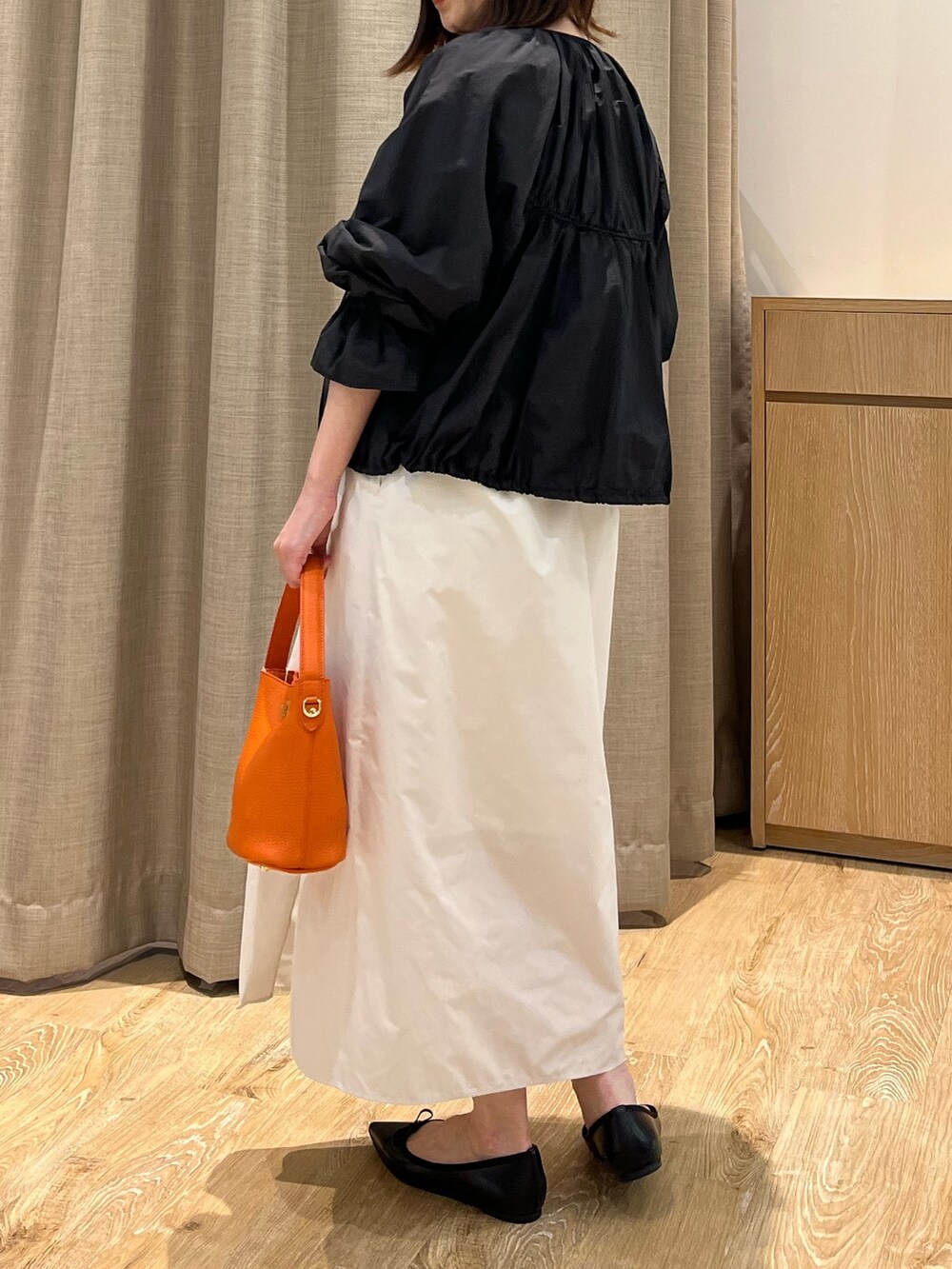 「ブルゾン、初夏コーデ、Tシャツ、Tシャツコーデ、スカート、スカートスタイル、スカートコーデ、バレエシューズ、おでかけコーデ、オトナカジュアル、大人女子、ボーダー、春夏コーデ、休日スタイル、オトナカワイイ」｜「NOLLEY’Sのシアータフタ袖口フリルブルゾン（ブルゾン、ブラック系）」を使った、ITOさん（レディース・156cm）の春コーディネートの5枚目の写真