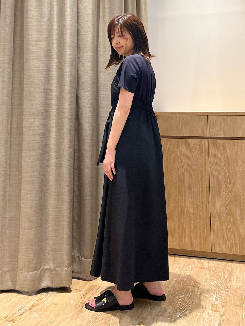 「ワンピース、ワンピーススタイル、ワンピースコーデ、ビスチェ風、リボン、夏コーデ、サンダル、休日スタイル、オトナカジュアル、オトナ女子、大人コーデ、大人カジュアルコーデ、大人かわいい、オトナカワイイ、黒」｜「NOLLEY’Sのビスチェ風コンビワンピース（ワンピース、ブルー系）」を使った、ITOさん（レディース・156cm）の夏コーディネートの6枚目の写真
