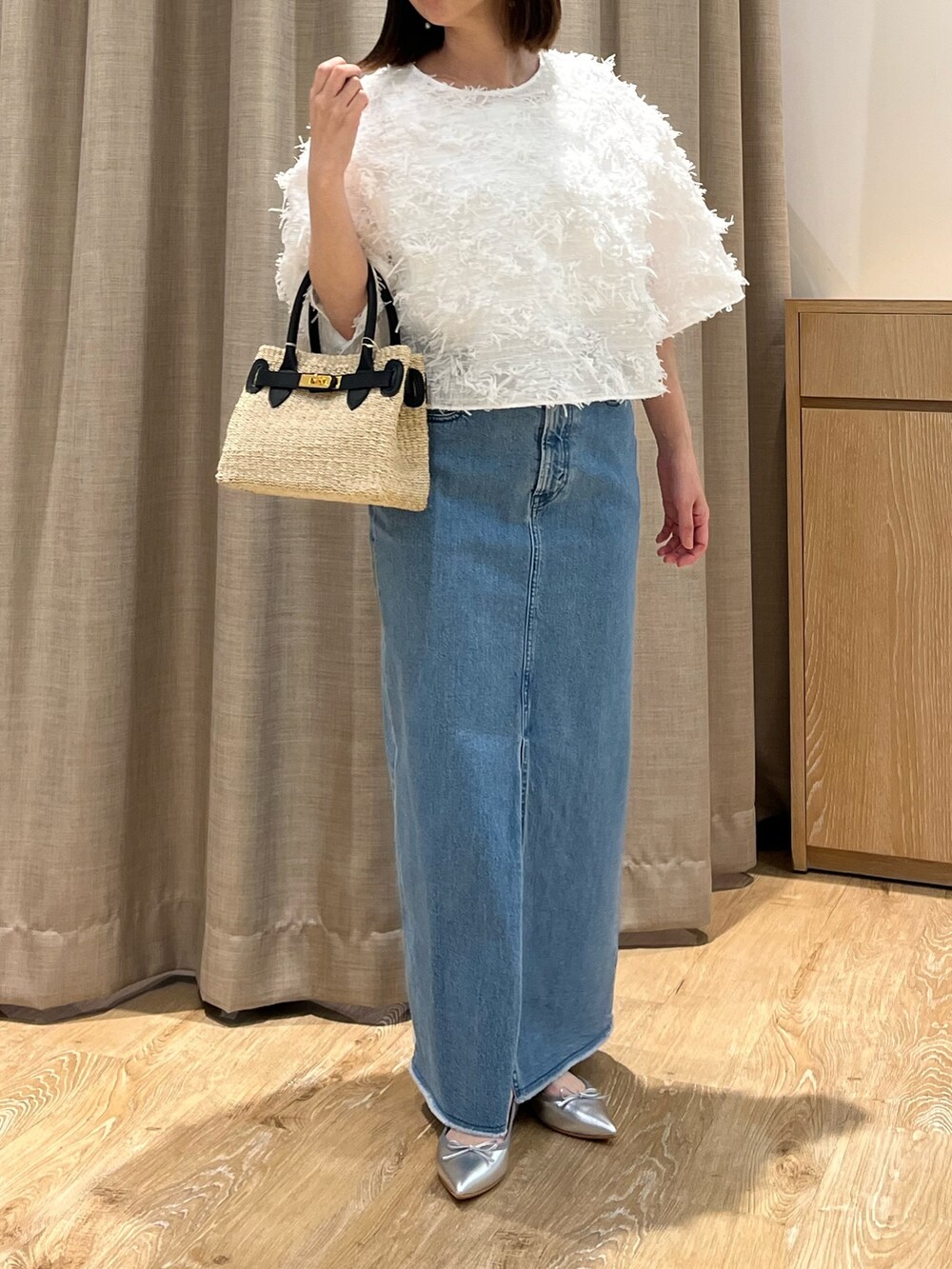 「大人カジュアル、休日スタイル、お出かけコーデ、シンプルコーデ、デニムスカート、春夏コーデ、今日のコーデ、お洒落さんとつながりたい、大人コーデ、ボリューム袖、カジュアルガーリー、お出かけ、ジャガード、シアートップス、バレエシューズ」｜「Rie Millerのスリットロングデニムスカート（デニムスカート、ブルー系）」を使った、ITOさん（レディース・156cm）の春コーディネートの3枚目の写真