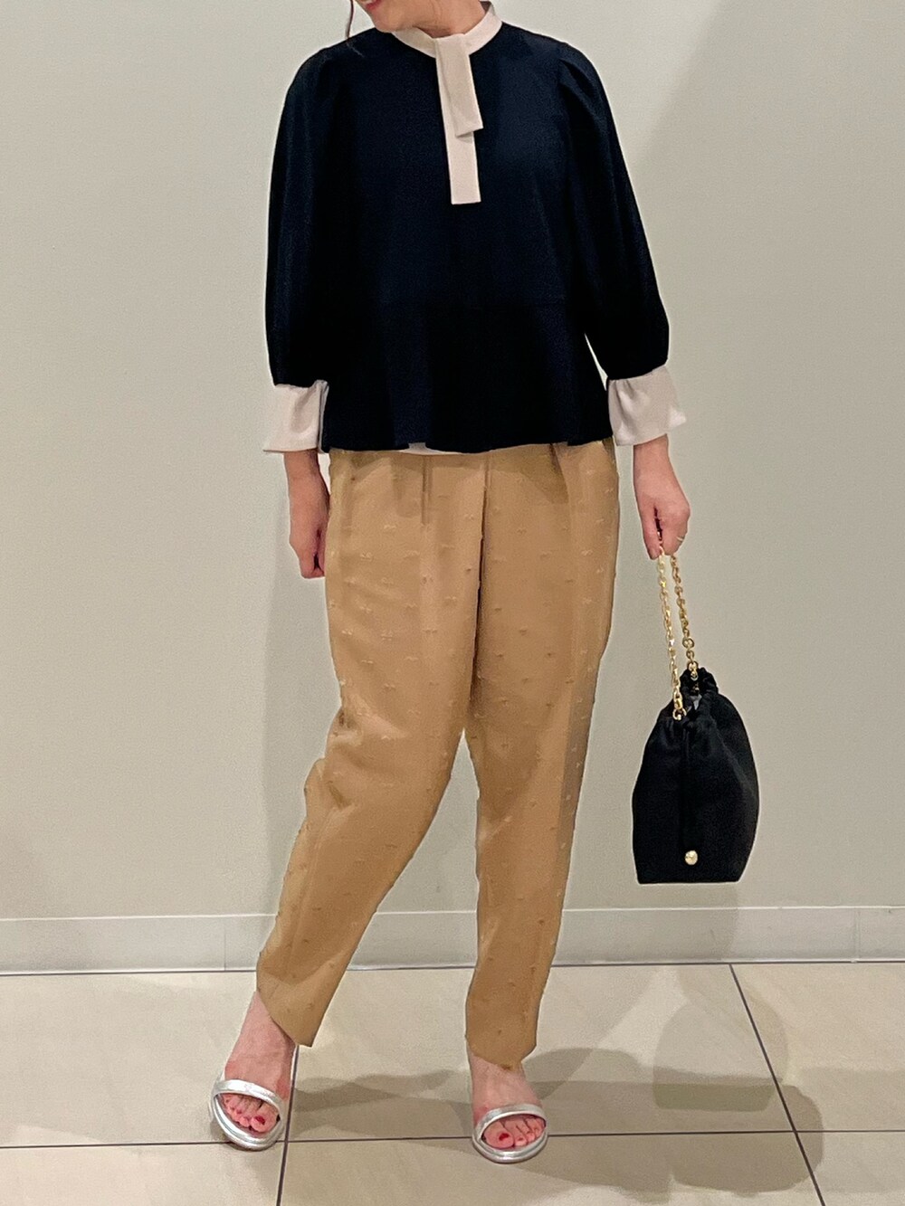 「お出かけコーデ、秋服準備はじめました、ブラック、ブラウス、ボウタイブラウス、ドットパンツ、ジャガード、秋コーデ、秋のコーデ、サンダル、お仕事コーデ、お仕事、キレイめ、きれいめコーディネート、秋色」｜「NOLLEY’Sのストレッチジョーゼット配色ボウタイ風ブラウス（シャツ/ブラウス、ブラック系）」を使った、ITOさん（レディース・156cm）の夏コーディネートの8枚目の写真