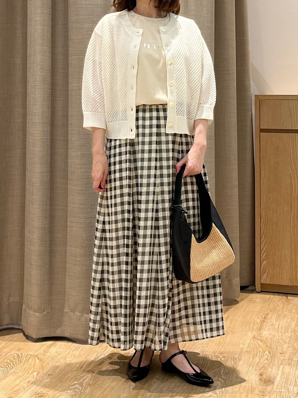 「夏コーデ、大人カジュアル、大人女子、チェックスカート、メッシュトップス、カーディガン、ロゴTシャツ、きれいめカジュアル、シンプル、大人コーデ、レディースファッション、お出かけコーデ、おでかけコーデ、ストラップシューズ、ミュール」｜「NOLLEY’Sの《手洗い可能》メッシュ5分袖カーディガン（カーディガン/ボレロ、ホワイト系）」を使った、ITOさん（レディース・156cm）の春コーディネートの4枚目の写真
