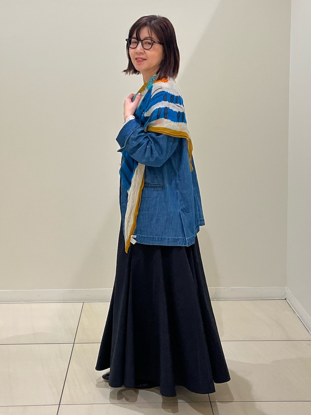 「大人カジュアル、デニムシャツ、デニムジャケット、リネンストール、ロングスカート、お出かけコーデ、シアートップス、今日のコーデ、大人女子、春服、着回しコーデ、おでかけコーデ、低身長女子、おしゃれさんと繋がりたい、大人可愛い」｜「NOLLEY’Sのリネンガーゼプリントストール（ストール/ショール、ブルー系）」を使った、ITOさん（レディース・156cm）の春コーディネートの4枚目の写真
