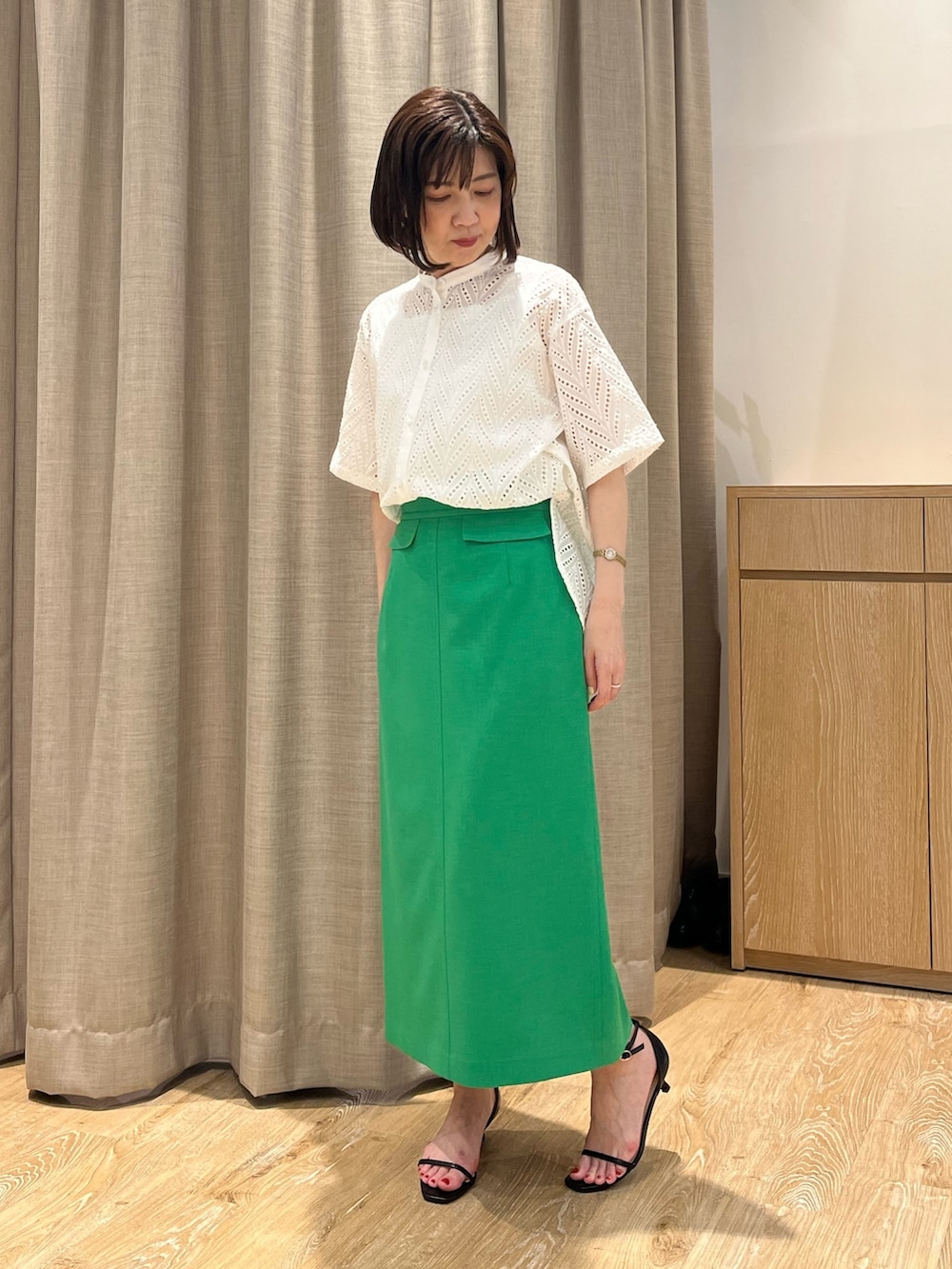「レーストップス、レースブラウス、グリーンスカート、スカート、スカートスタイル、スカートコーデ、サンダル、ストラップサンダル、おでかけコーデ、大人カジュアル、オトナカワイイ、春夏コーデ、初夏コーデ、シンプルコーデ、大人女子」｜「NOLLEY’Sのサテン×ベア天2WAYタンクトップ（タンクトップ、ホワイト系）」を使った、ITOさん（レディース・156cm）の春コーディネートの6枚目の写真