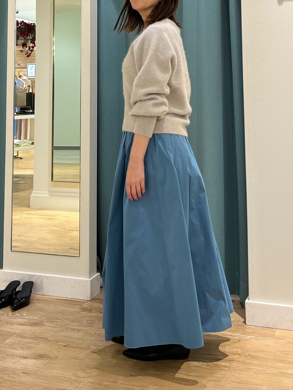 「ふわふわニット、冬ファッション、クリスマスに着たい服、お出かけコーデ、オトナ女子、キレイめ、おでかけコーデ、スカート、スカートスタイル、スカートコーデ、ニット、クリスマス、ふんわりスカート、リバーシブルスカート」｜「NOLLEY’Sのへアリークルーネックプルオーバーニット（ニット/セーター、ベージュ系）」を使った、ITOさん（レディース・156cm）の冬コーディネートの4枚目の写真