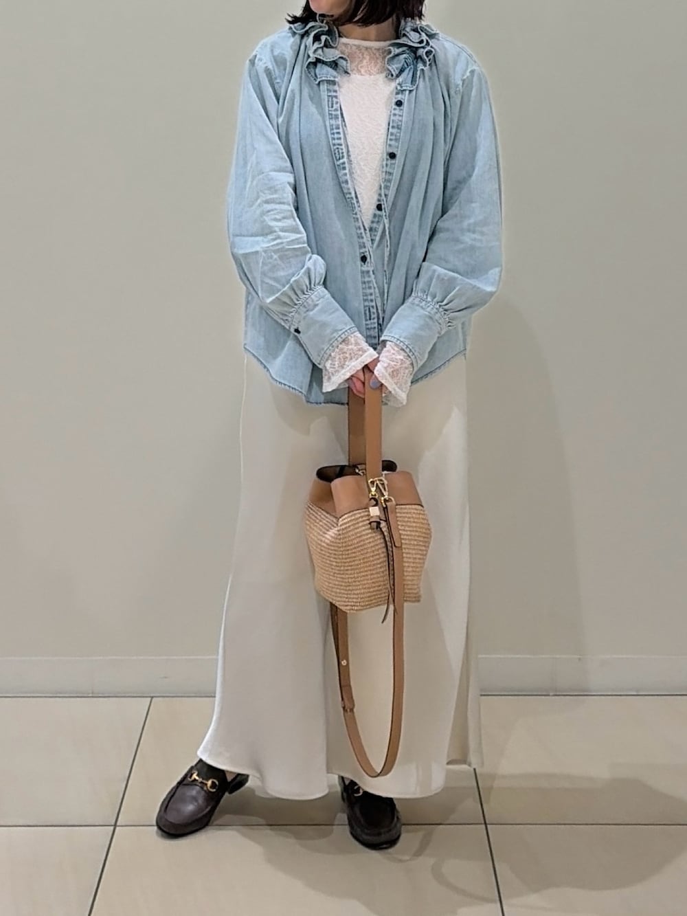 ホワイト系のTシャツ/カットソー、ブルー系のシャツ/ブラウス、ホワイト系のスカートを着用したレディースの春コーディネートの3枚目の写真