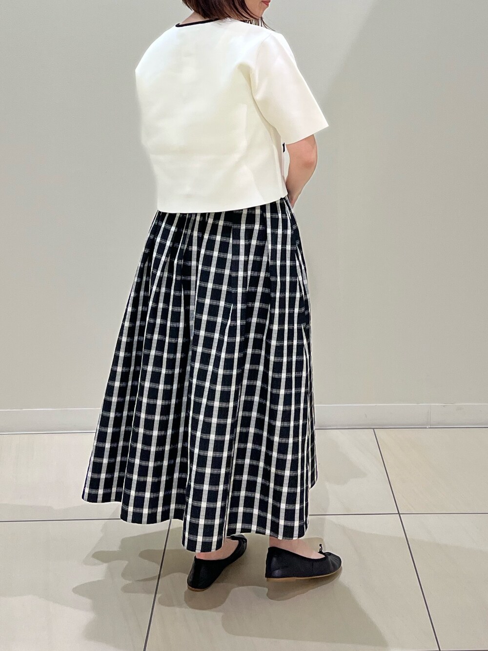 「チェック、春、大人ファッション、オトナ女子、キレイめコーデ、スカートスタイル、ブラック、ジャケットコーデ、ジャケットスタイル、ジャケット、スカート、スカートコーデ、オトナカワイイ、オトナガーリー、おとなコーデ」｜「NOLLEY’Sの《セットアップ対応》《手洗い可能》ミラノリブ半袖ジャケット（ノーカラージャケット、ホワイト系）」を使った、ITOさん（レディース・156cm）の春コーディネートの7枚目の写真
