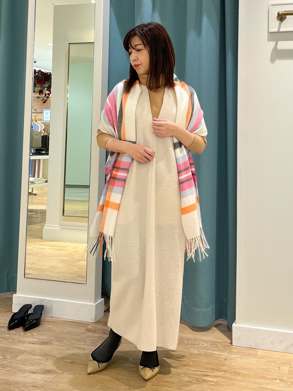 「ワンピース、ワンピーススタイル、ワンピースコーデ、ジャンパースカート、チェックストール、タートルネック、タートルネックニット、休日スタイル、大人女子、大人かわいい、冬服、お出かけコーデ、大人コーデ、ワントーンコーデ、ベージュ」｜「NOLLEY’Sの圧縮ブークレーキーネックワンピース（ワンピース、ホワイト系）」を使った、ITOさん（レディース・156cm）の冬コーディネートの4枚目の写真
