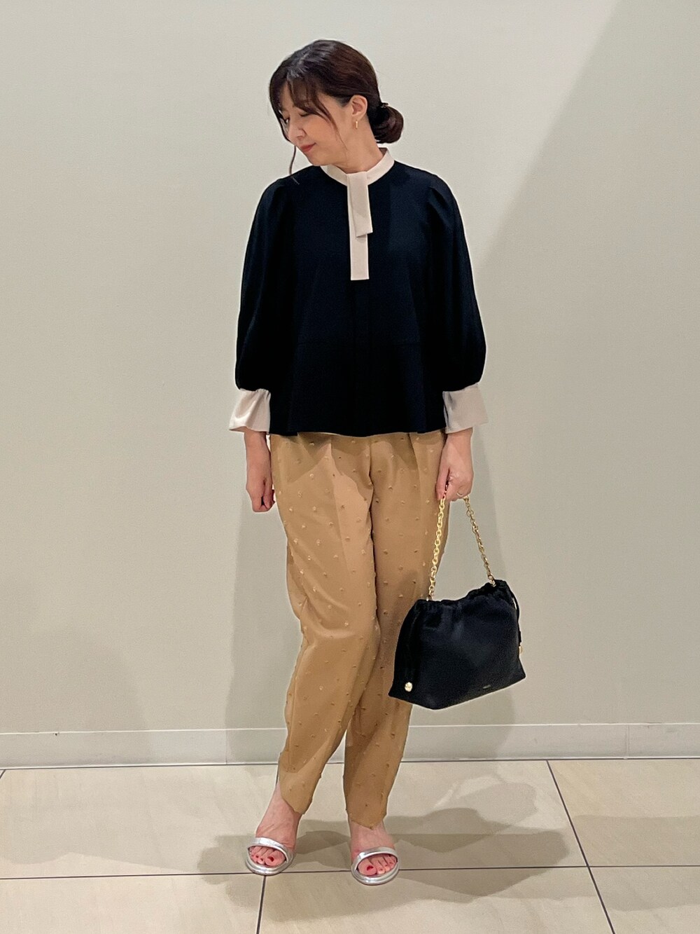「お出かけコーデ、秋服準備はじめました、ブラック、ブラウス、ボウタイブラウス、ドットパンツ、ジャガード、秋コーデ、秋のコーデ、サンダル、お仕事コーデ、お仕事、キレイめ、きれいめコーディネート、秋色」｜「NOLLEY’Sのストレッチジョーゼット配色ボウタイ風ブラウス（シャツ/ブラウス、ブラック系）」を使った、ITOさん（レディース・156cm）の夏コーディネートの7枚目の写真