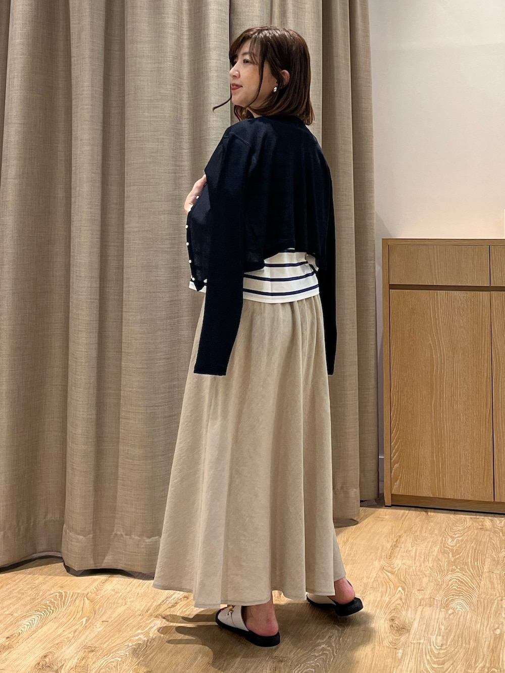 「レイヤードスタイル、ボーダー、リネンスカート、ポシェット、夏コーデ、リラックススタイル、夏ファッション、オトナカワイイ、ベージュ、初夏コーデ、Tシャツ、カーディガン、シンフルコーデ、オトナカジュアル、サンダル」｜「NOLLEY’Sの《アンサンブル対応》シアーワッフル2WAYカーディガン（カーディガン/ボレロ、ブルー系）」を使った、ITOさん（レディース・156cm）の夏コーディネートの5枚目の写真